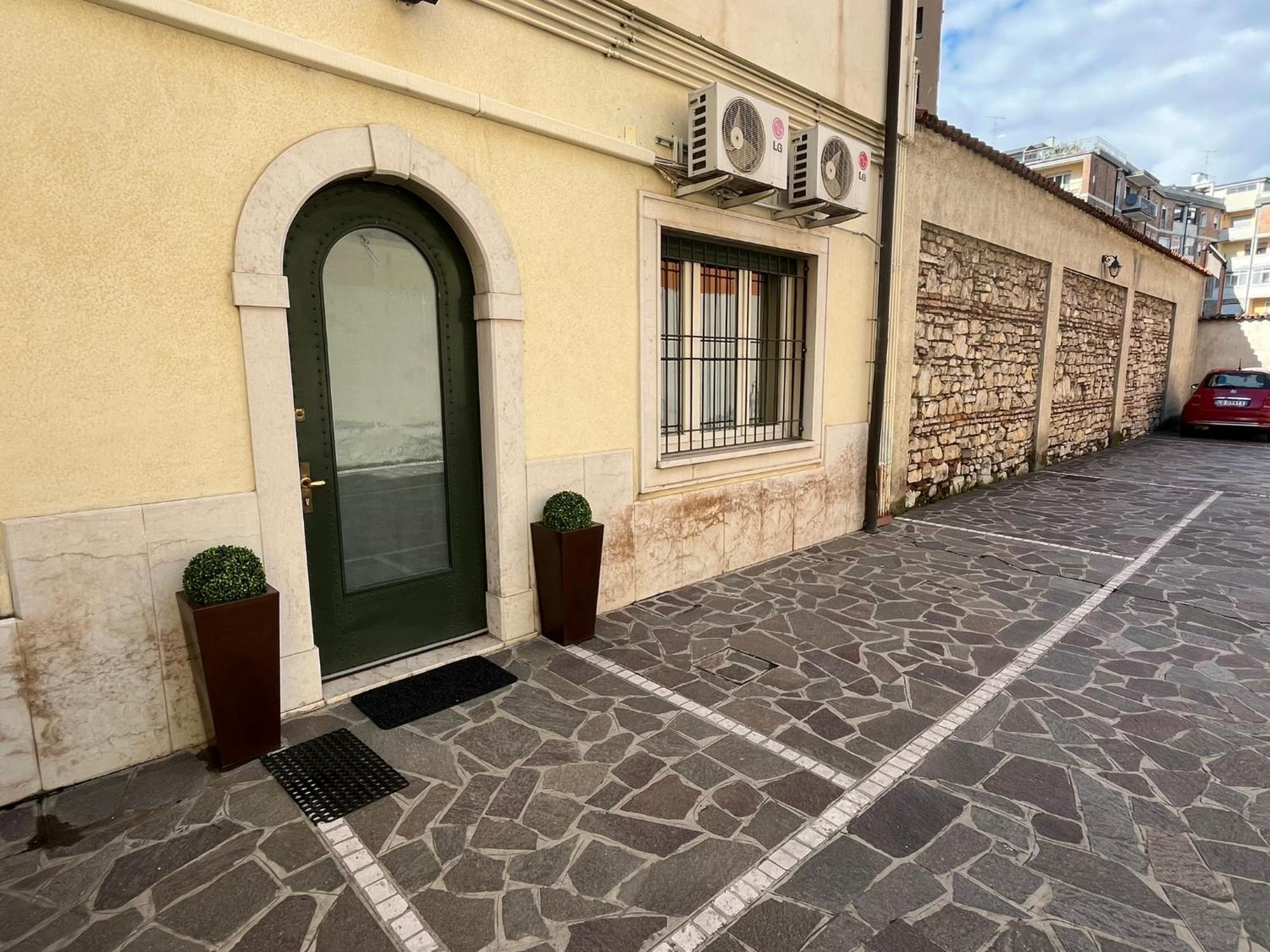 Appartamento Elegante Bilocale Con Posto Auto Privato Brescia Esterno foto